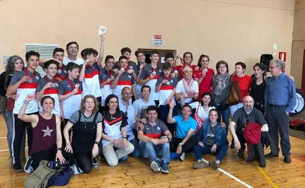 Jugadores, cuerpo técnico y familiares del CB Tormes infantil celebran el pase al Nacional. 