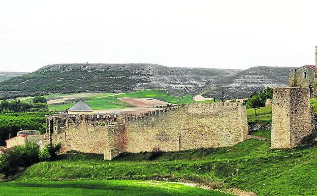 Restos del castillo de Fuentidueña, incluidos en la Lista Roja de Patrimonio. 