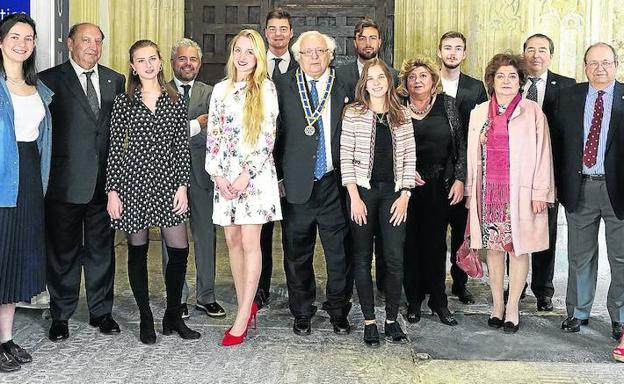 Rotarios segovianos posan con los jóvenes miembros del grupo Rotaract Segovia.