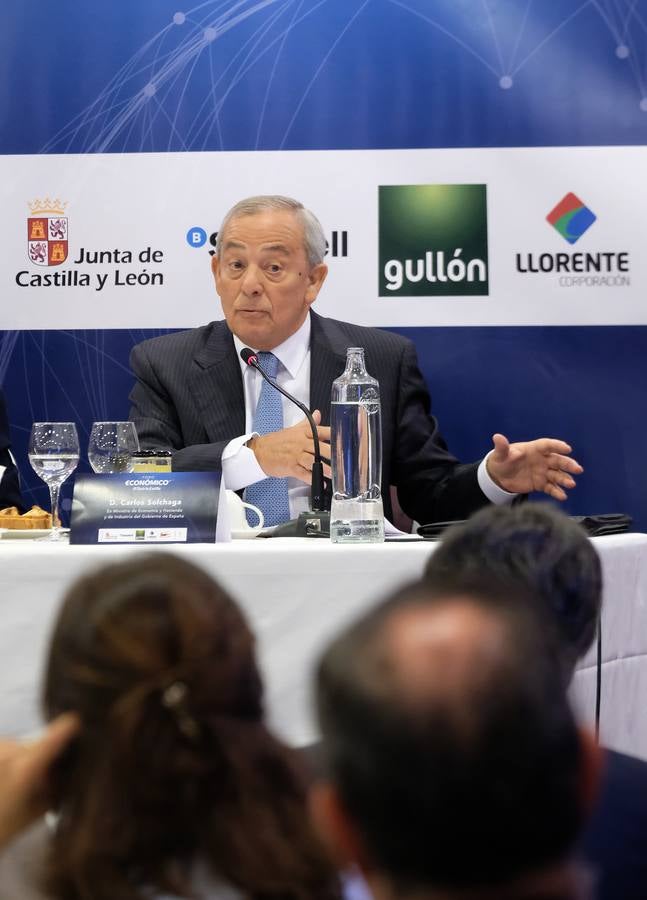 El exministro centró gran parte de su intervención en el difícil asunto catalán y que está sirviendo de «pantalla para ocultar el problema político del país»