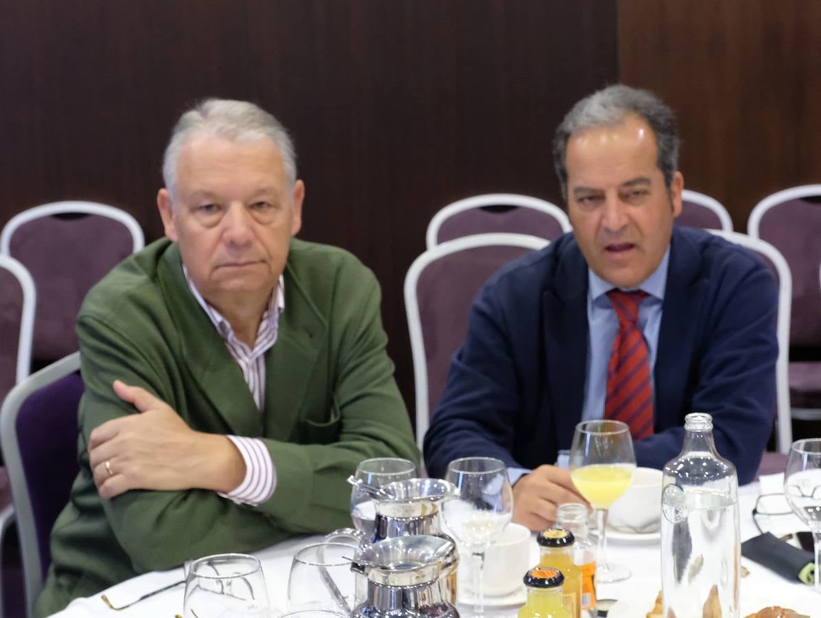 El exministro centró gran parte de su intervención en el difícil asunto catalán y que está sirviendo de «pantalla para ocultar el problema político del país»