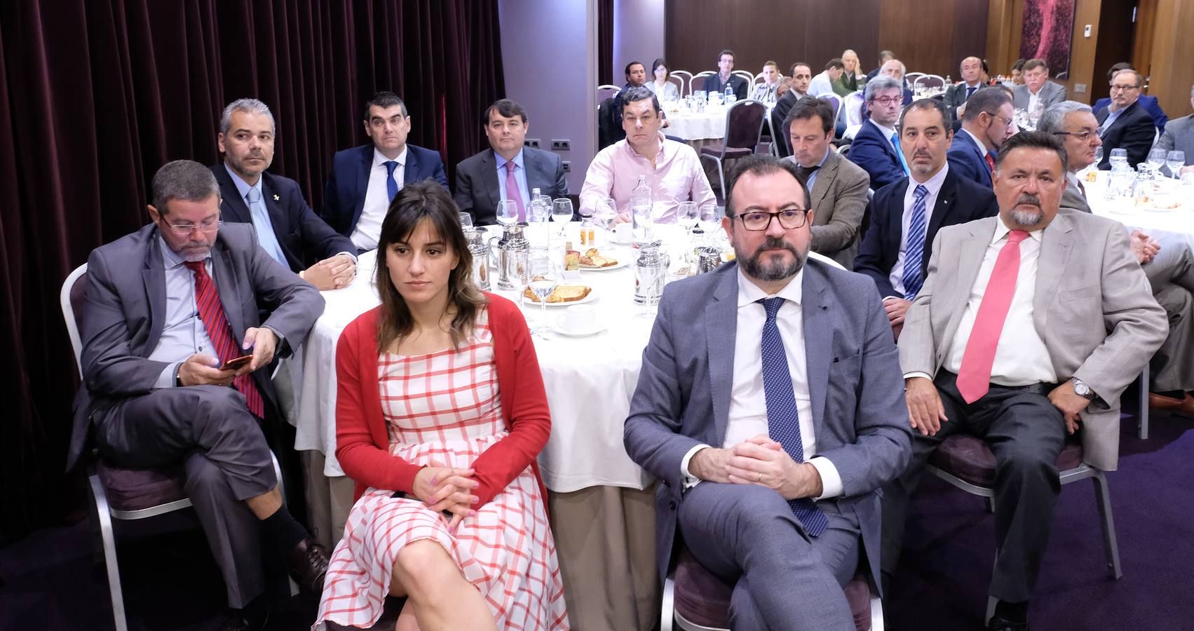 El exministro centró gran parte de su intervención en el difícil asunto catalán y que está sirviendo de «pantalla para ocultar el problema político del país»