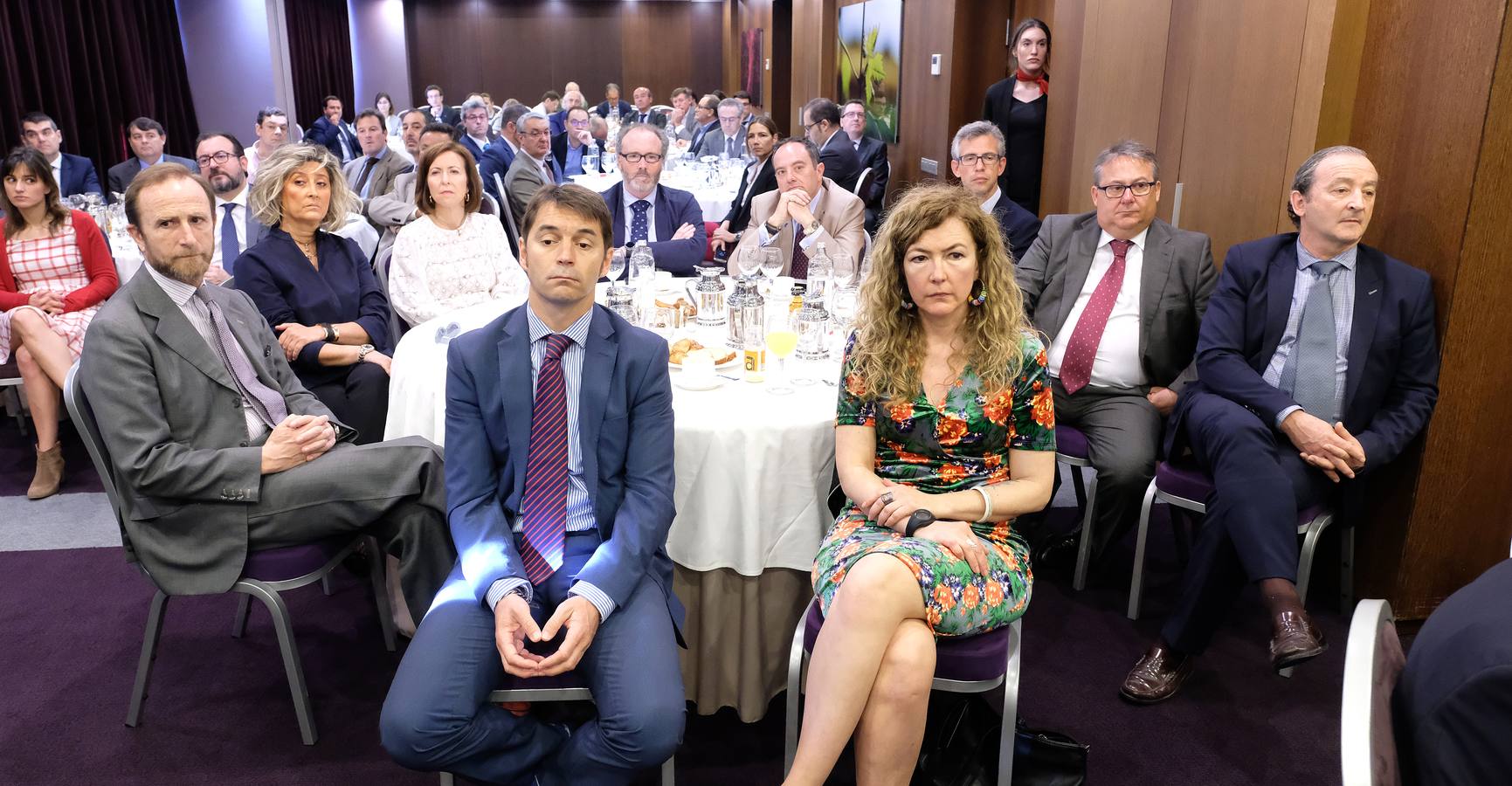 El exministro centró gran parte de su intervención en el difícil asunto catalán y que está sirviendo de «pantalla para ocultar el problema político del país»