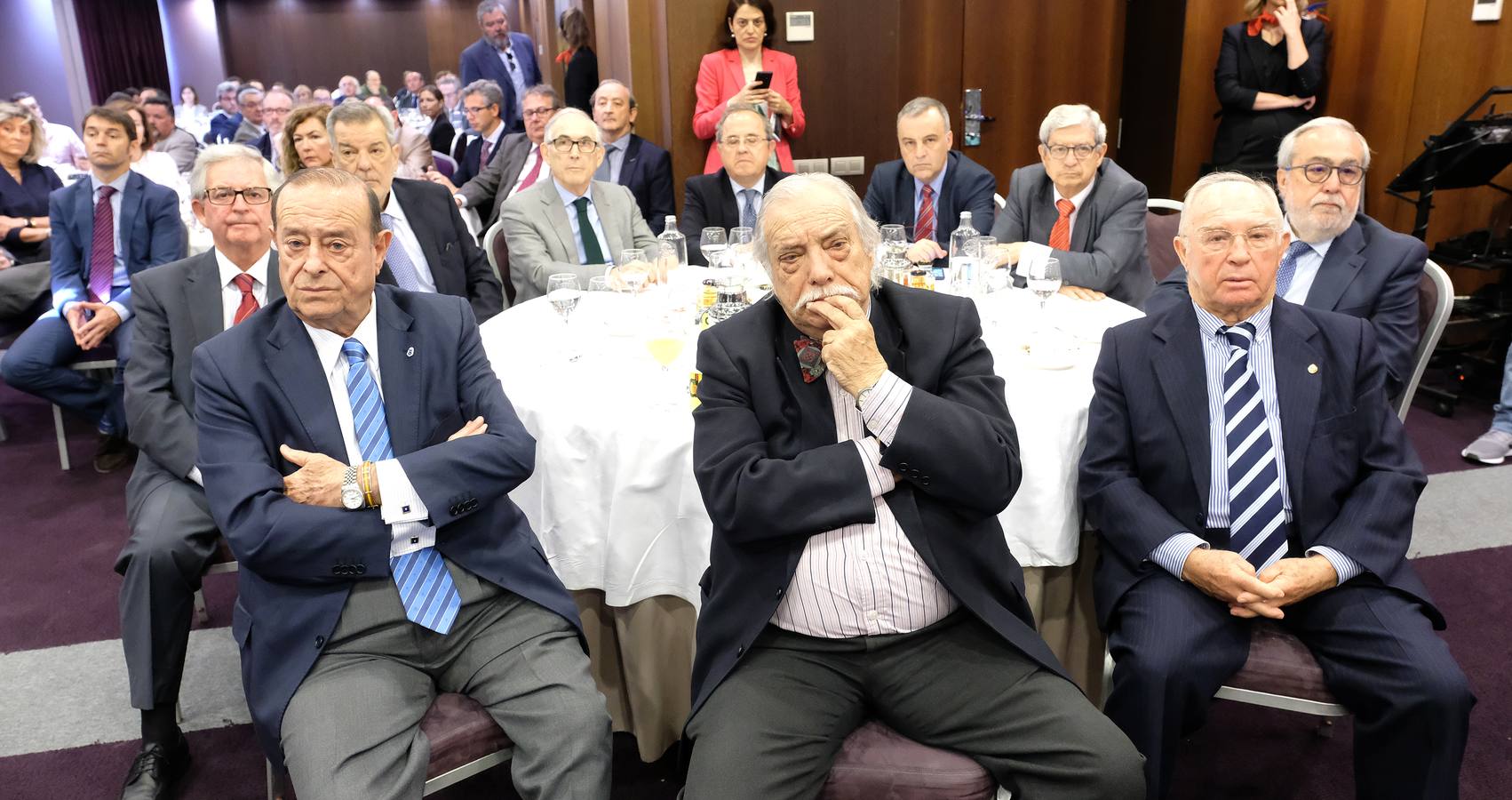 El exministro centró gran parte de su intervención en el difícil asunto catalán y que está sirviendo de «pantalla para ocultar el problema político del país»