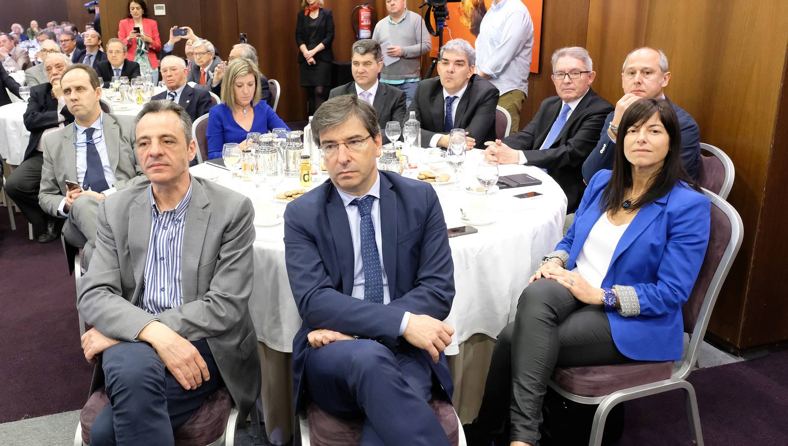 El exministro centró gran parte de su intervención en el difícil asunto catalán y que está sirviendo de «pantalla para ocultar el problema político del país»