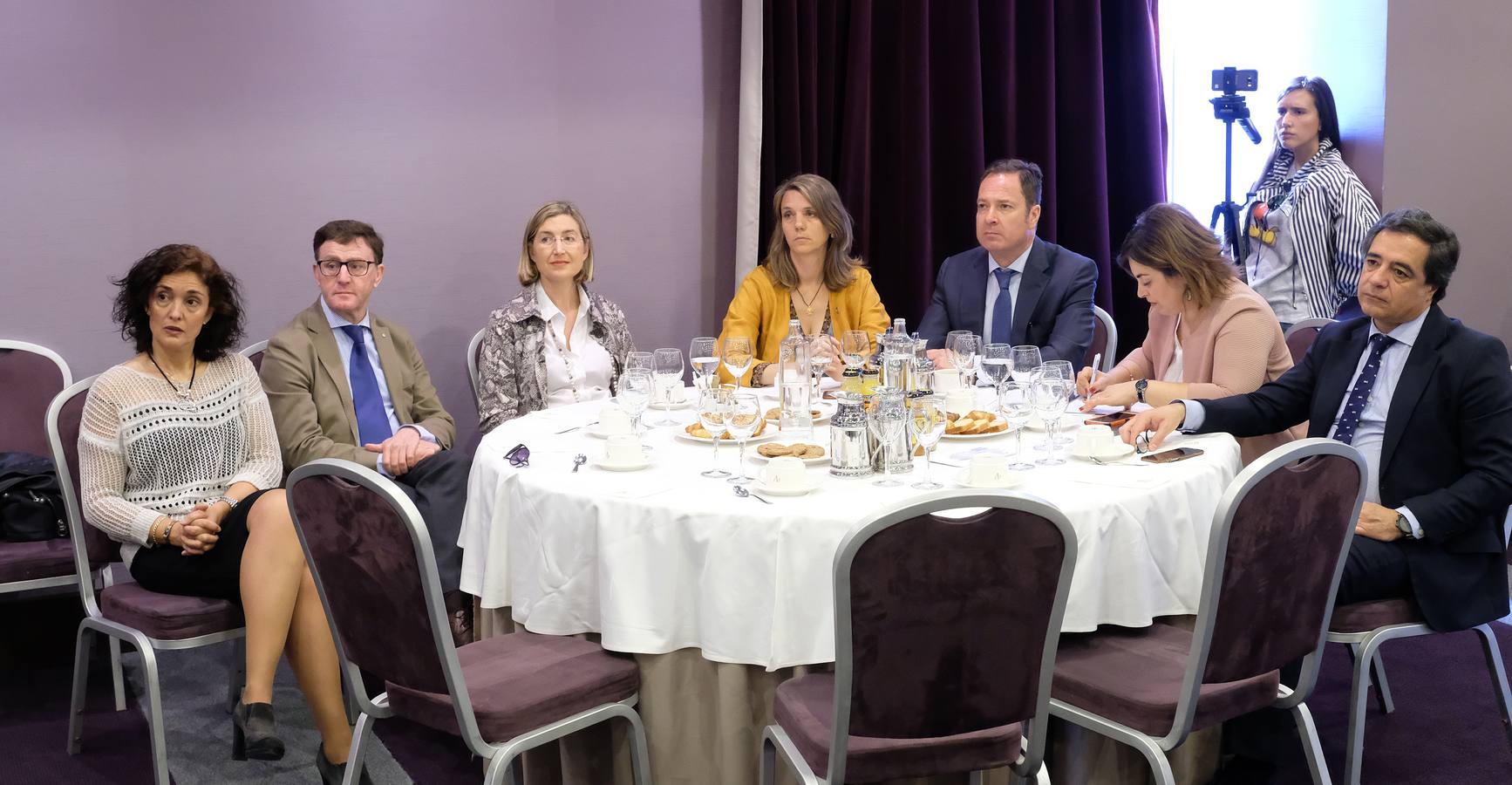 El exministro centró gran parte de su intervención en el difícil asunto catalán y que está sirviendo de «pantalla para ocultar el problema político del país»