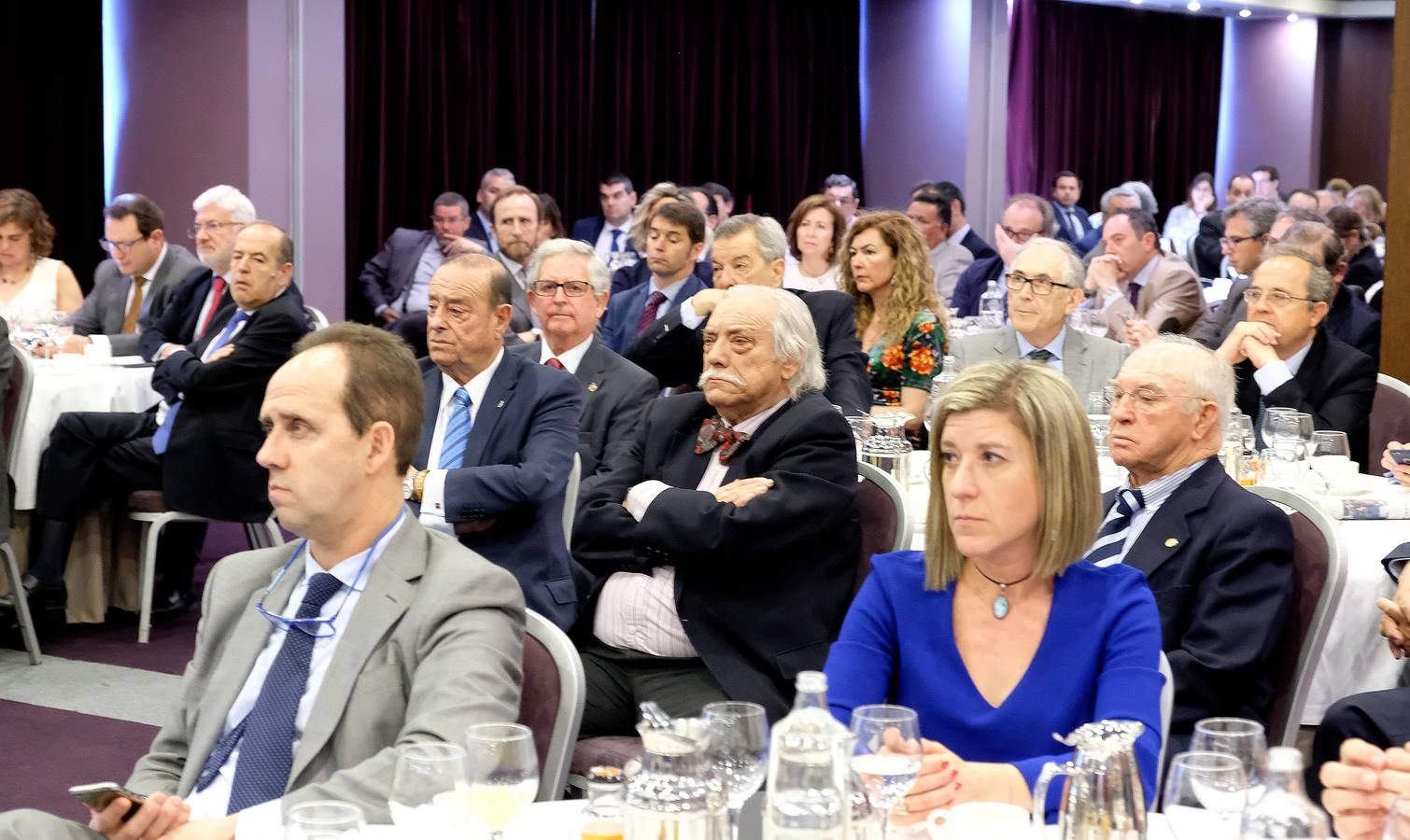 El exministro centró gran parte de su intervención en el difícil asunto catalán y que está sirviendo de «pantalla para ocultar el problema político del país»