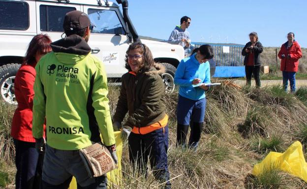 Voluntarios limpian de 'basuraleza' el embalse de Voltoya (Ávila). 