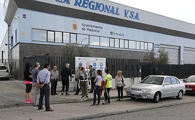 Trabajadores concentrados ante las puertas de la empresa.
