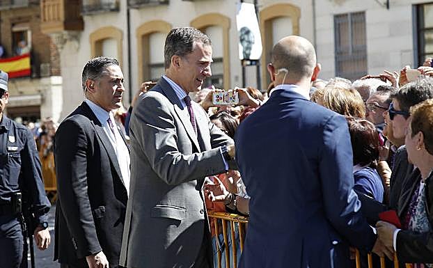 El Rey saluda el 1 de junio de 2016 a los palentinos en la plaza de la Inmaculada.
