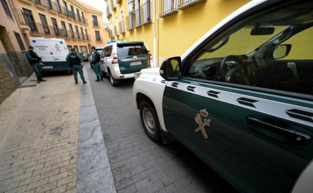 Vehículos de la Guardia Civil en los juzgados de Illescas, donde pasó a disposición judicial el detenido.