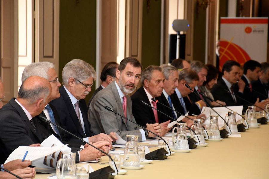 El Rey Felipe VI preside la reunión del Instituto Elcano en el Palacio de La Granja.