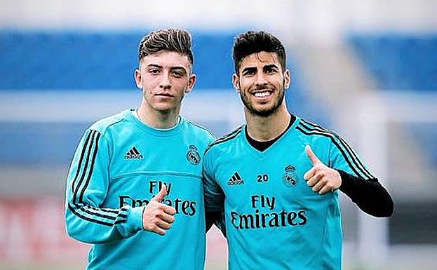 César Gelabert, a la izquierda, con Marco Asensio.