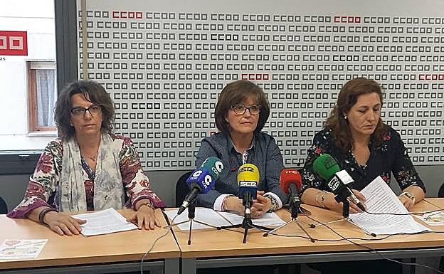 María Jesús Mateos, Carmen Martín y María José García, de Comisiones Obreras, presentan ayer la encuesta sobre la sobrecarga de trabajo en Atención Primaria. 