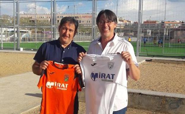 Pedro Luis Hernández y Jaime Massanet posan con las camisetas. 
