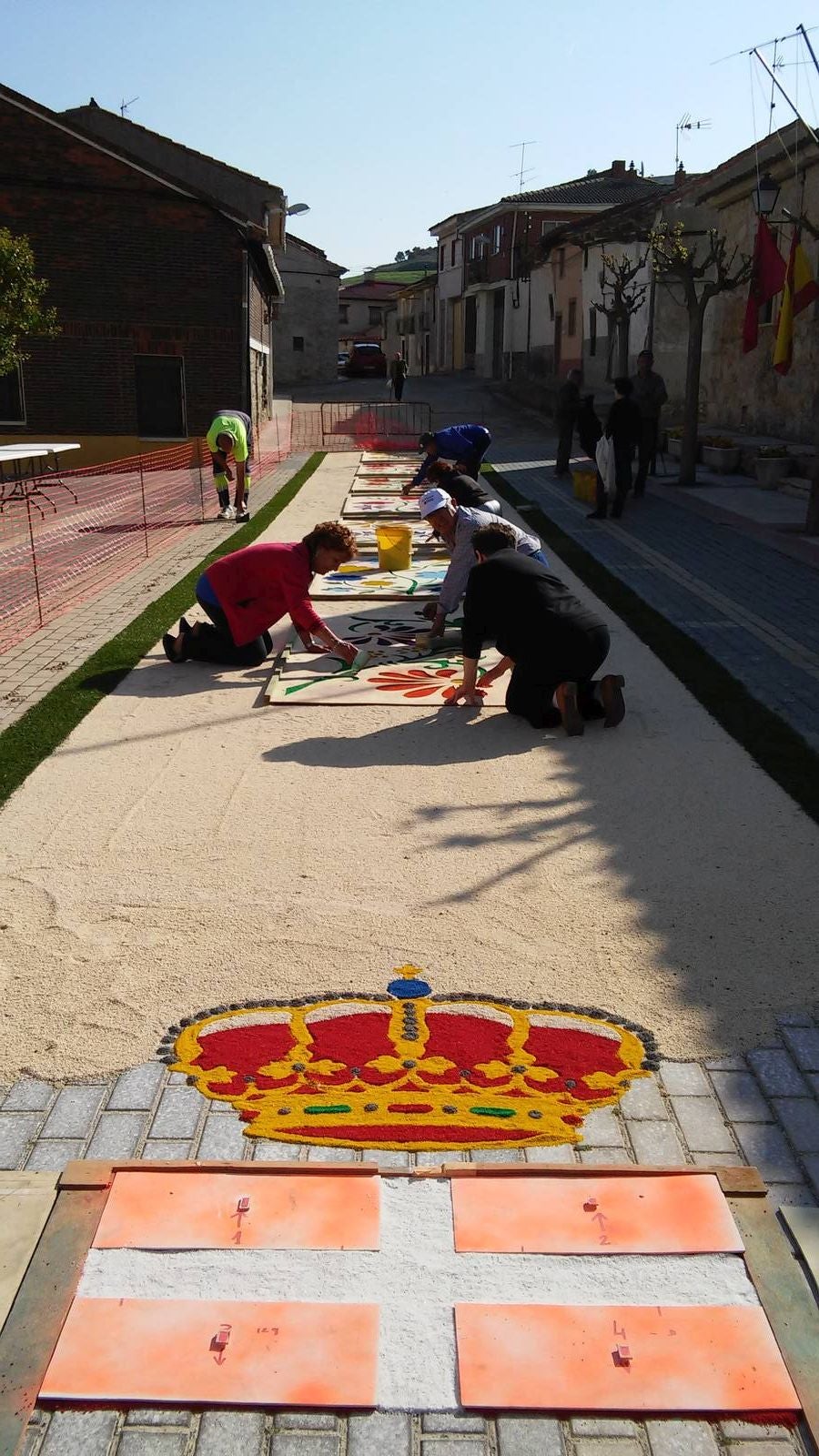 Diecisiete santos desfilaron sobre una alfombra floral confeccionada para su patrón en las fiestas de la localidad