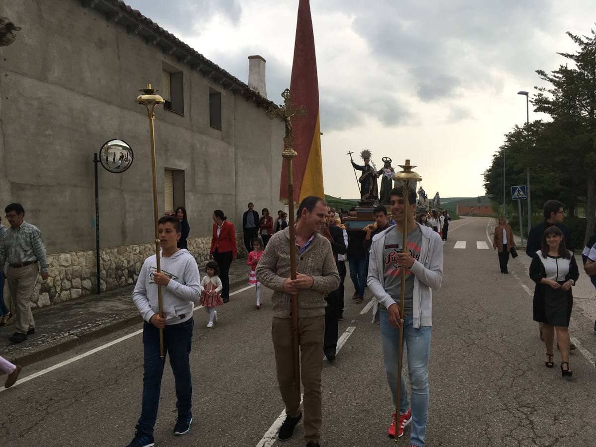 Diecisiete santos desfilaron sobre una alfombra floral confeccionada para su patrón en las fiestas de la localidad