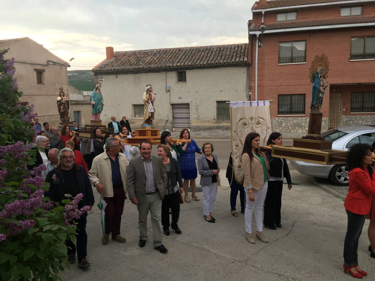 Diecisiete santos desfilaron sobre una alfombra floral confeccionada para su patrón en las fiestas de la localidad