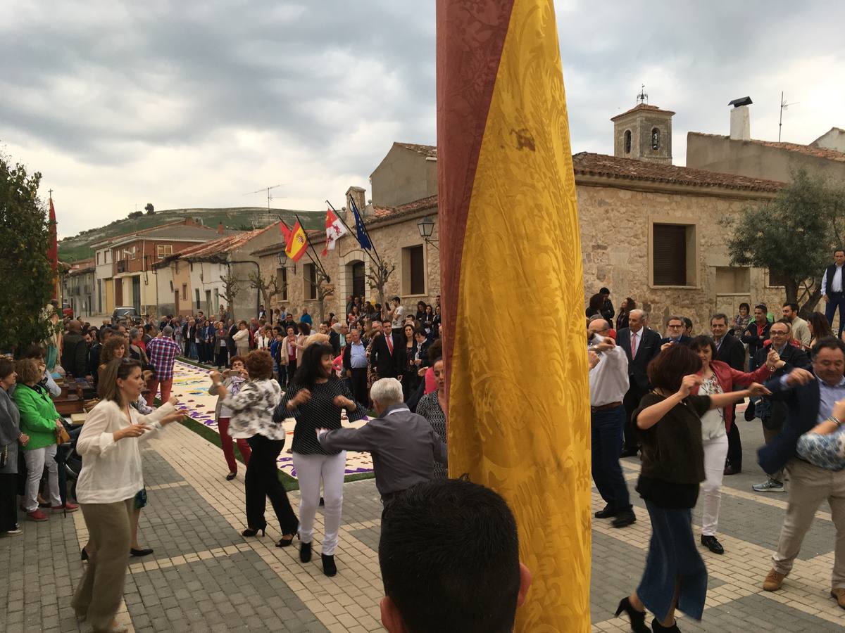 Diecisiete santos desfilaron sobre una alfombra floral confeccionada para su patrón en las fiestas de la localidad