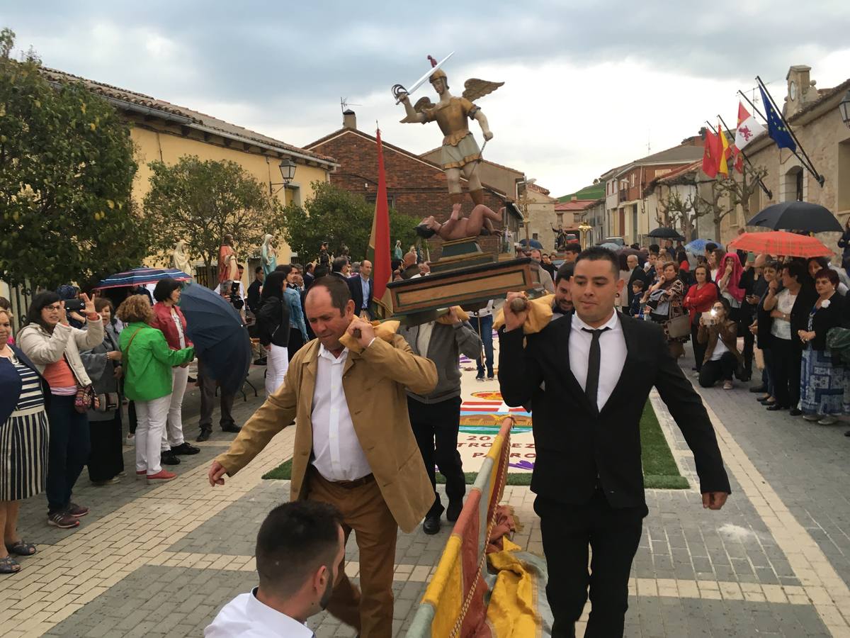 Diecisiete santos desfilaron sobre una alfombra floral confeccionada para su patrón en las fiestas de la localidad