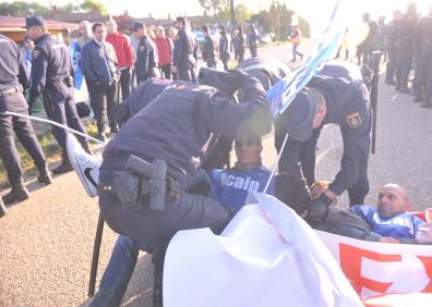 Imagen secundaria 1 - La Policía interviene en la protesta de los funcionarios de la prisión de Villanubla.