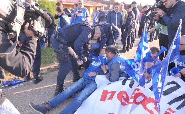 La Policía interviene en la protesta de los funcionarios de la prisión de Villanubla.