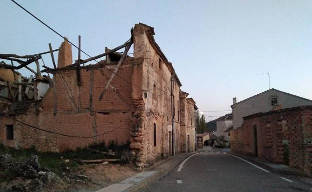 Vivienda en ruinas junto a la carretera de Corrales de Duero.