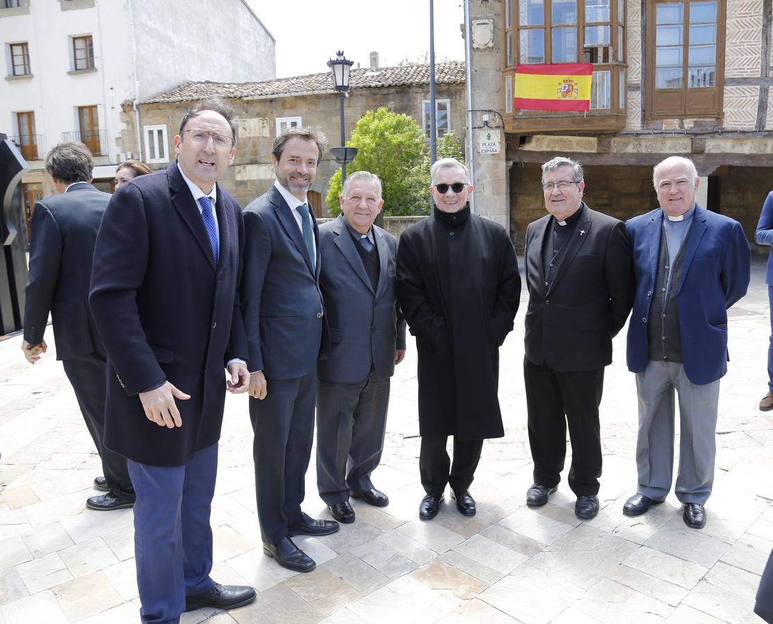 Los vecinos dieron una calurosa bienvenida a la Reina que acudió a la villa palentina para inaugurar 'Mons Dei', la XXIII edición de la exposición, que podrá visitarse desde mañana y hasta el 18 de noviembre