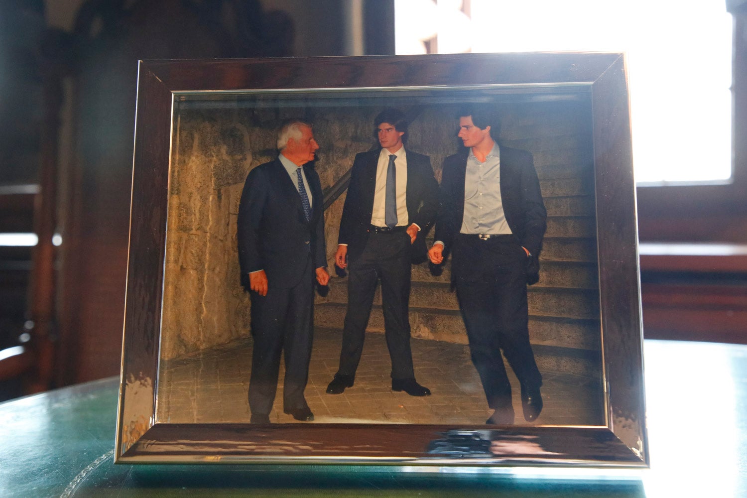 El duque de Alba, Carlos Fitz-James Stuart, acompañado por el presidente del Senado, Pío García Escudero, y el alcalde de Salamanca, Alfonso Fernández Mañueco, han inaugurado esta mañana las visitas al palacio