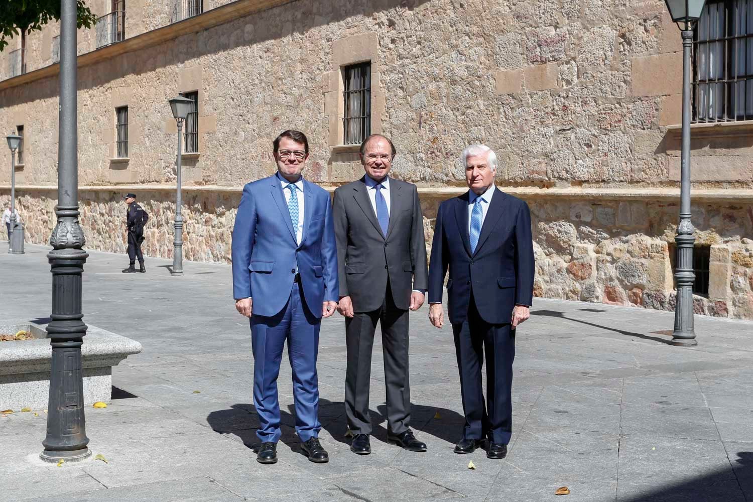 El duque de Alba, Carlos Fitz-James Stuart, acompañado por el presidente del Senado, Pío García Escudero, y el alcalde de Salamanca, Alfonso Fernández Mañueco, han inaugurado esta mañana las visitas al palacio