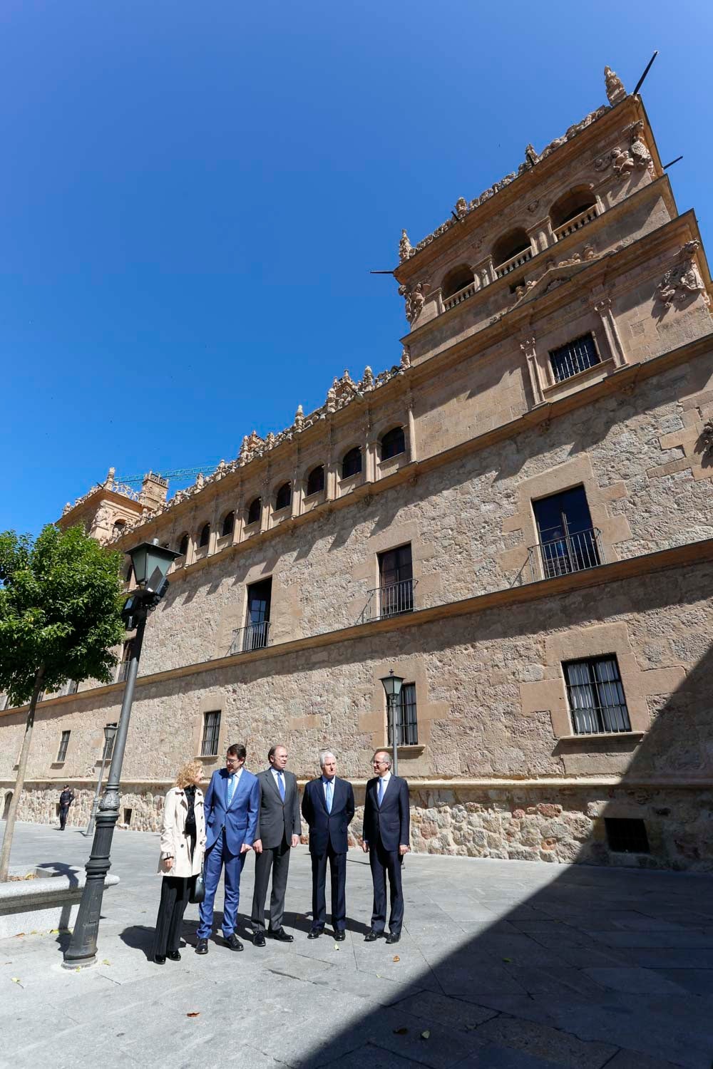 El duque de Alba, Carlos Fitz-James Stuart, acompañado por el presidente del Senado, Pío García Escudero, y el alcalde de Salamanca, Alfonso Fernández Mañueco, han inaugurado esta mañana las visitas al palacio