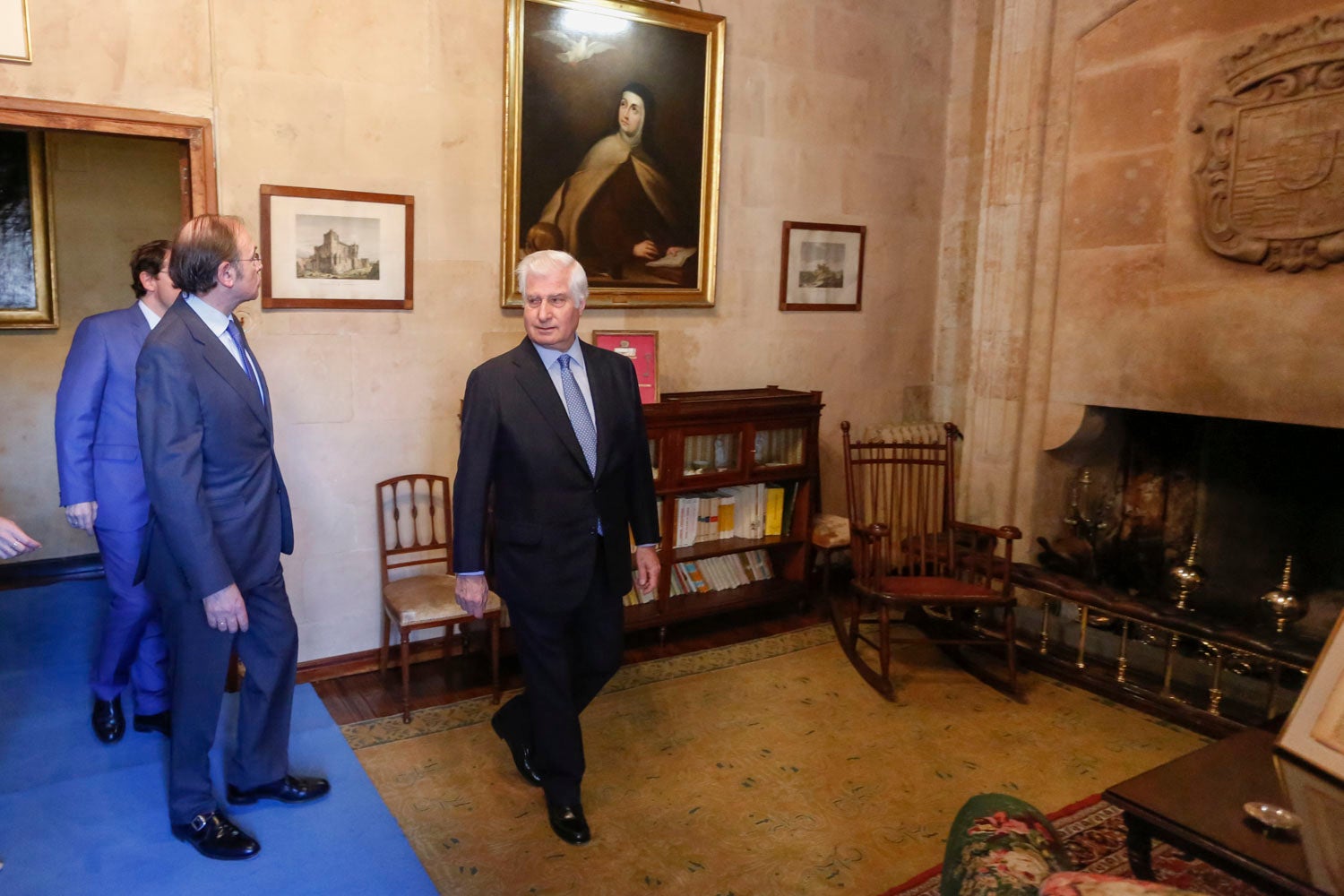 El duque de Alba, Carlos Fitz-James Stuart, acompañado por el presidente del Senado, Pío García Escudero, y el alcalde de Salamanca, Alfonso Fernández Mañueco, han inaugurado esta mañana las visitas al palacio