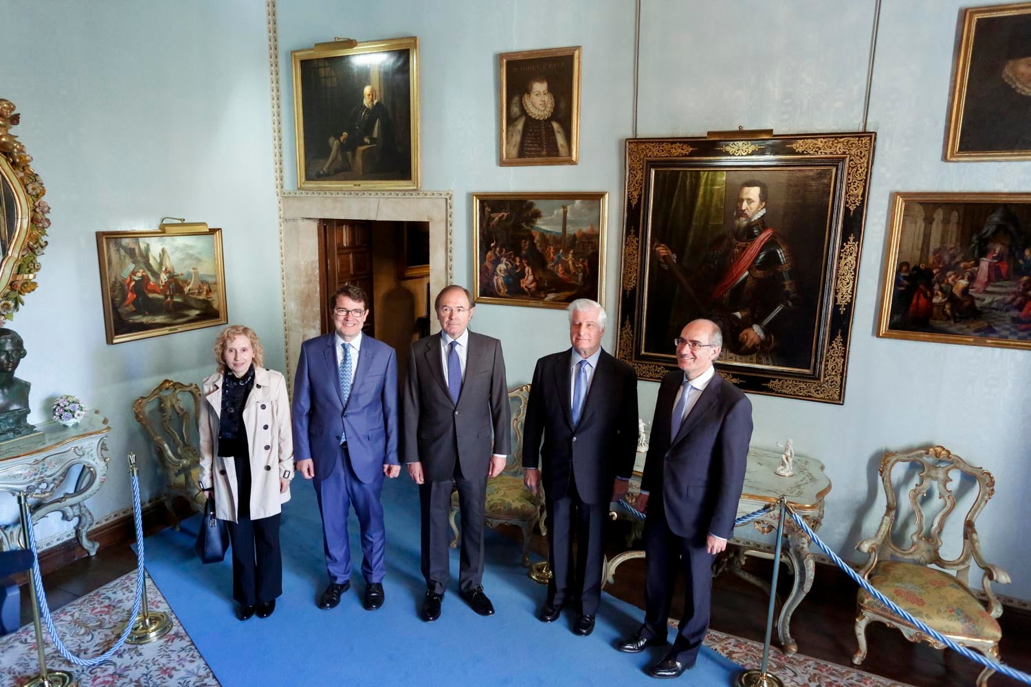 El duque de Alba, Carlos Fitz-James Stuart, acompañado por el presidente del Senado, Pío García Escudero, y el alcalde de Salamanca, Alfonso Fernández Mañueco, han inaugurado esta mañana las visitas al palacio