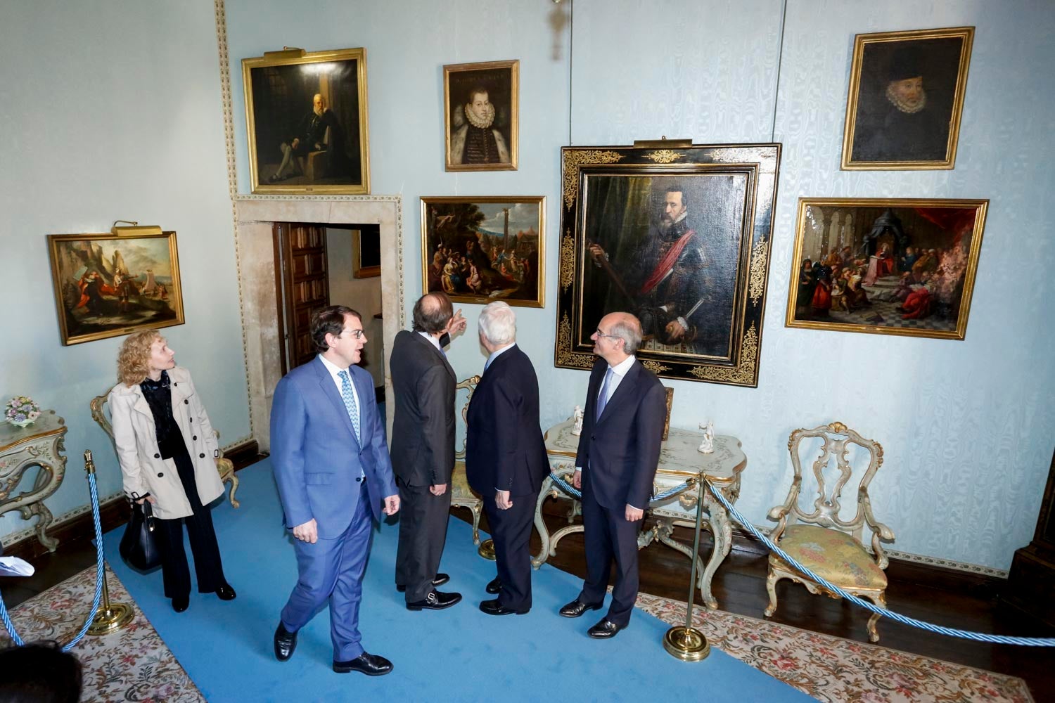 El duque de Alba, Carlos Fitz-James Stuart, acompañado por el presidente del Senado, Pío García Escudero, y el alcalde de Salamanca, Alfonso Fernández Mañueco, han inaugurado esta mañana las visitas al palacio