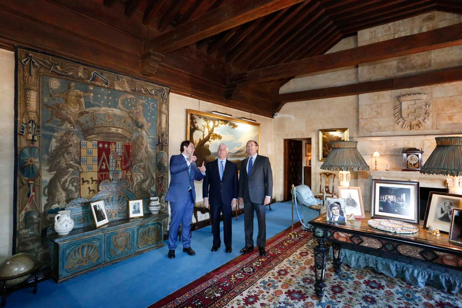 El duque de Alba, Carlos Fitz-James Stuart, acompañado por el presidente del Senado, Pío García Escudero, y el alcalde de Salamanca, Alfonso Fernández Mañueco, han inaugurado esta mañana las visitas al palacio