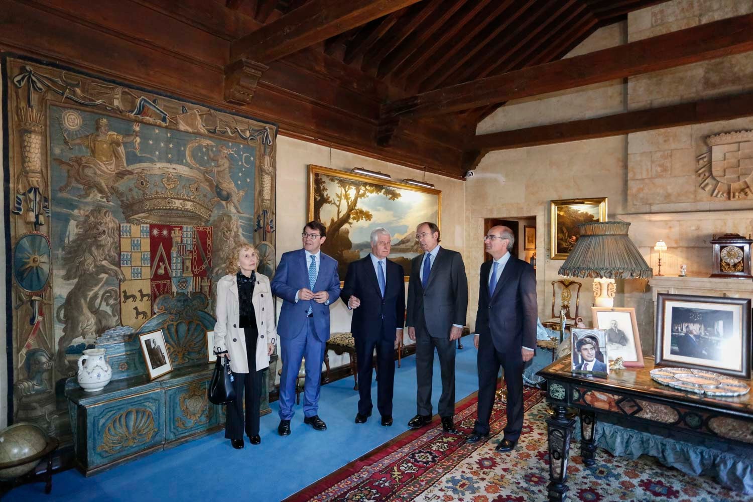 El duque de Alba, Carlos Fitz-James Stuart, acompañado por el presidente del Senado, Pío García Escudero, y el alcalde de Salamanca, Alfonso Fernández Mañueco, han inaugurado esta mañana las visitas al palacio