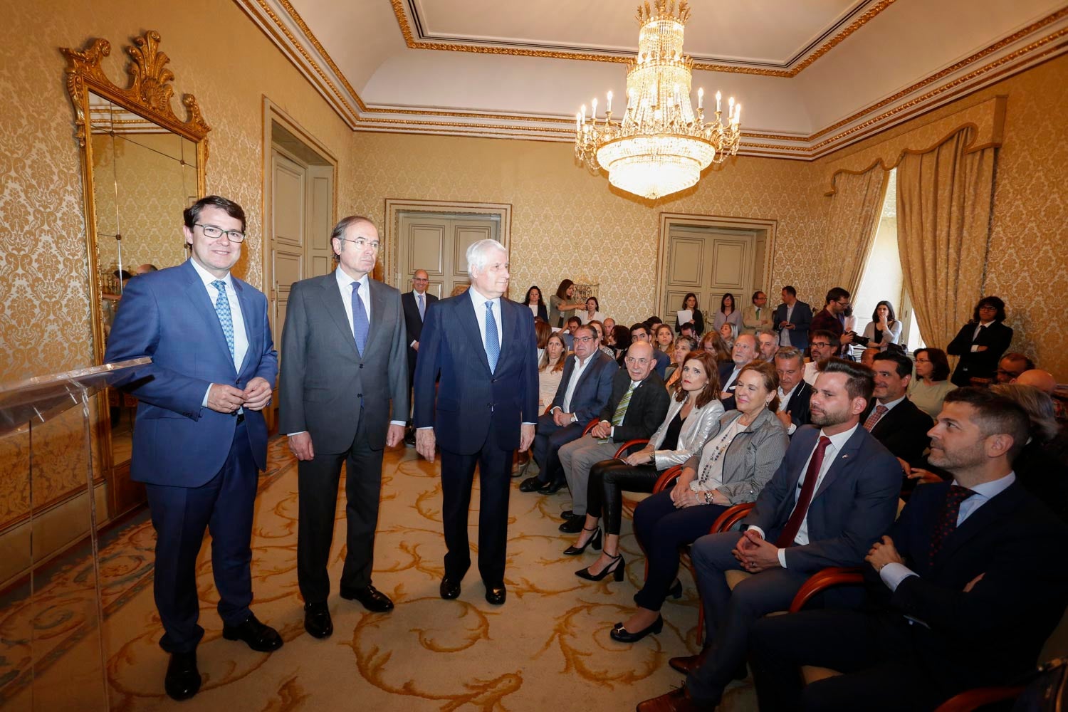 El duque de Alba, Carlos Fitz-James Stuart, acompañado por el presidente del Senado, Pío García Escudero, y el alcalde de Salamanca, Alfonso Fernández Mañueco, han inaugurado esta mañana las visitas al palacio