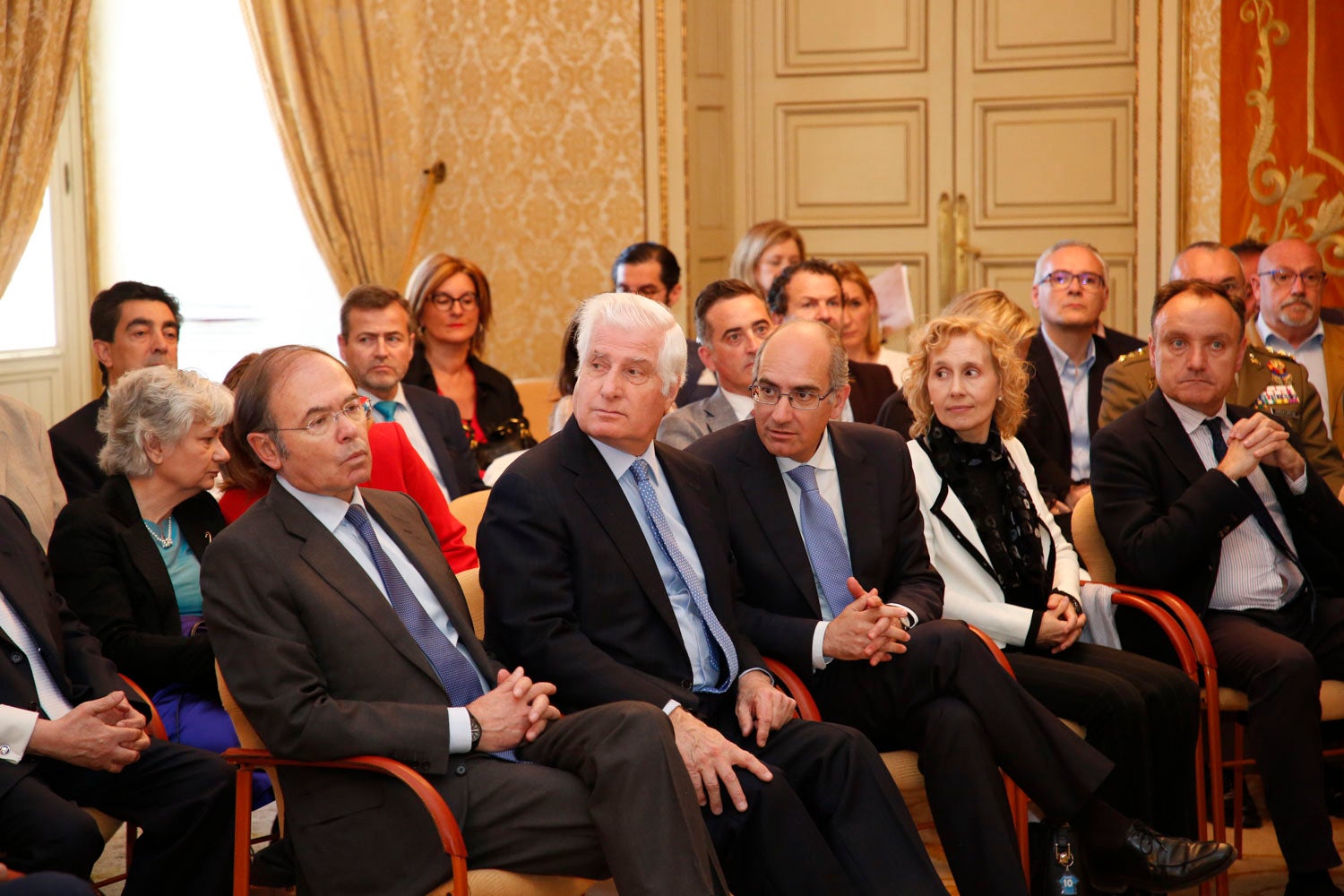 El duque de Alba, Carlos Fitz-James Stuart, acompañado por el presidente del Senado, Pío García Escudero, y el alcalde de Salamanca, Alfonso Fernández Mañueco, han inaugurado esta mañana las visitas al palacio