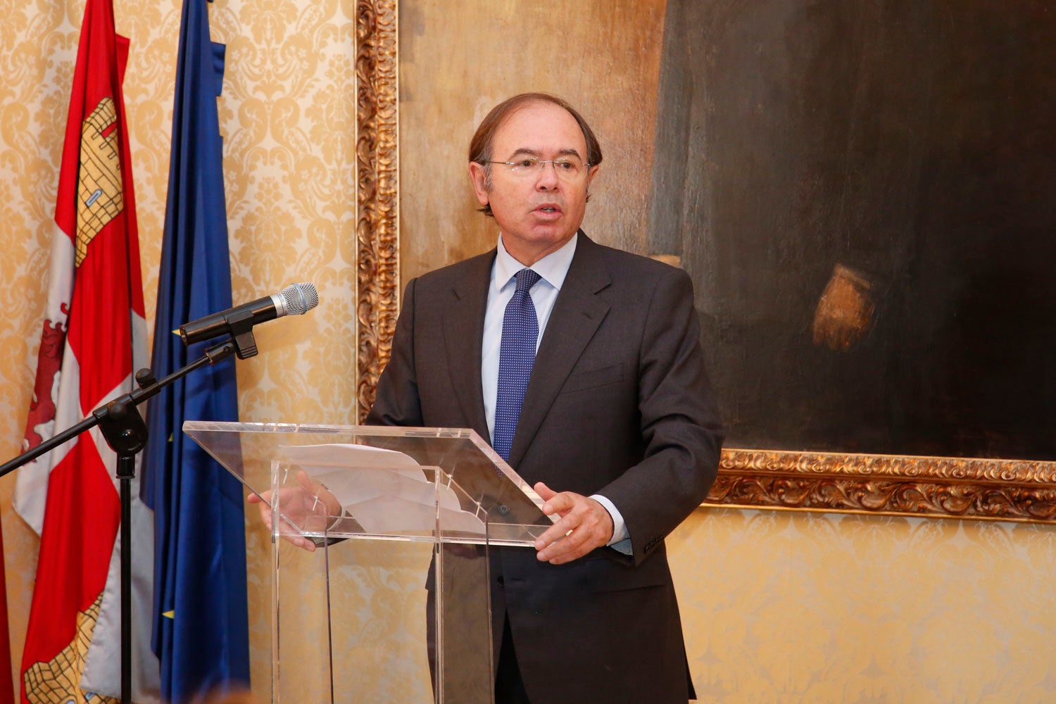 El duque de Alba, Carlos Fitz-James Stuart, acompañado por el presidente del Senado, Pío García Escudero, y el alcalde de Salamanca, Alfonso Fernández Mañueco, han inaugurado esta mañana las visitas al palacio