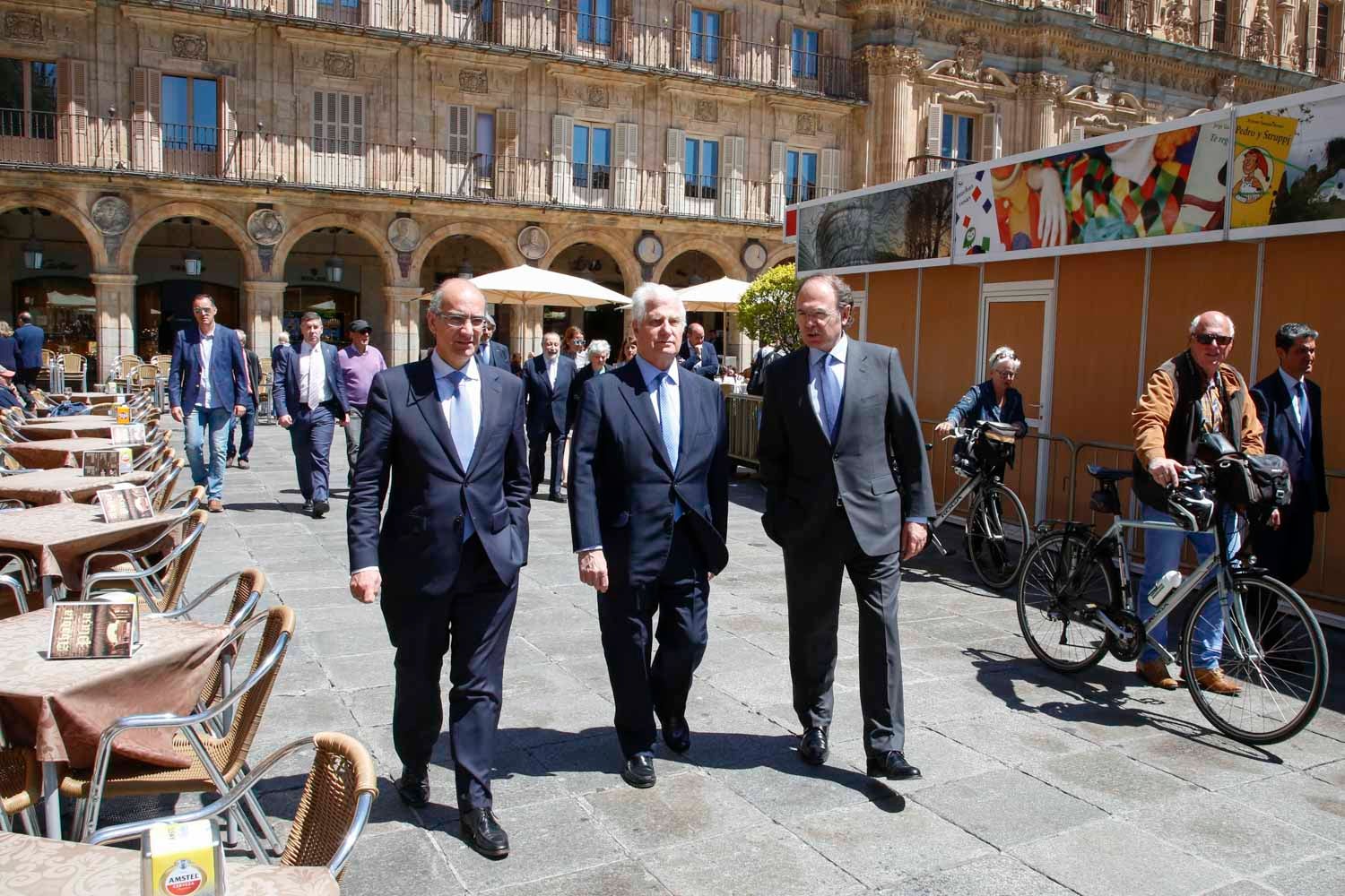 El duque de Alba, Carlos Fitz-James Stuart, acompañado por el presidente del Senado, Pío García Escudero, y el alcalde de Salamanca, Alfonso Fernández Mañueco, han inaugurado esta mañana las visitas al palacio