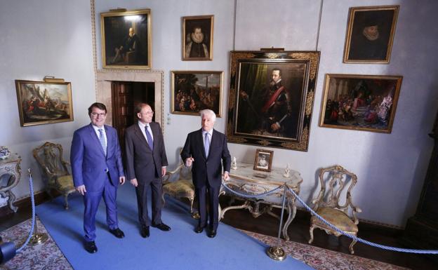 Alfonso Fernández Mañueco, Pío García Escudero y Carlos Fitz-James Stuart, en una de las salas del Palacio habilitadas para la visita.