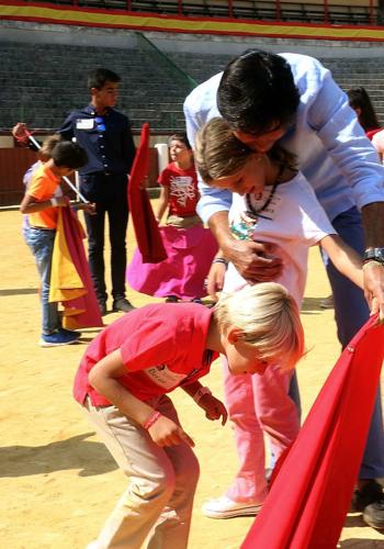 Miguel Ángel Perera enseña a torear a varios niños durante la jornada que el pasado año organizó la Fundación Víctor Barrio. 
