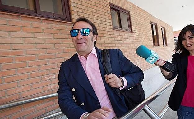 El abogado de la menor supuestamente agredida sexualmente por tres jugadores de la Arandina Club de Fútbol, Fernando García Puertas, entrando al juzgado de Aranda de Duero (Burgos),