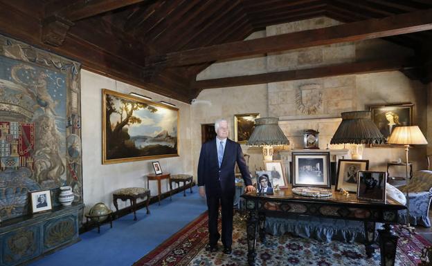 Carlos Fitz-James Stuart y Martínez de Irujo, duque de Alba,en el Salón Principal del Palacio de Monterrey. 