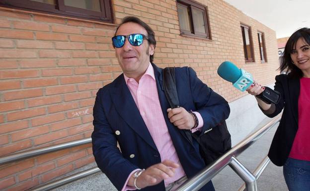 El abogado de la acusación, Fernando García Puertas, a la salida de los juzgados 