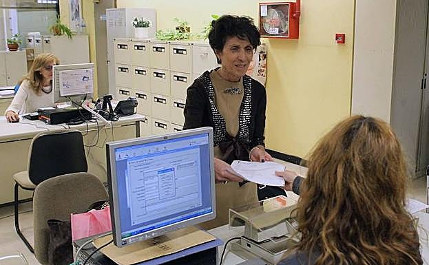 Ana Sanjosé, en 2016 cuando registró en la Delegación de la Junta las firmas para reclamar la unidad de Radioterapia. 