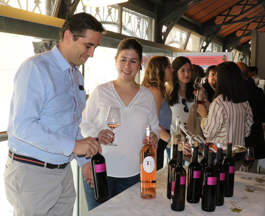 Fotos: Brindis colectivo con 29 Denominaciones de Origen de España, en el Mercado del Val