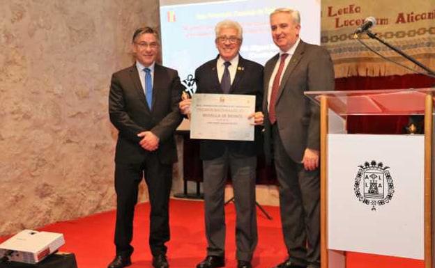 Ángel Galán recibe el premio de las manos de los presidentes nacionales y territorales de la Federación Jesús Castellanos y Luis Carlos Ovejero