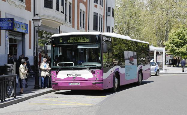 Un autobús urbano en la Plaza de León.