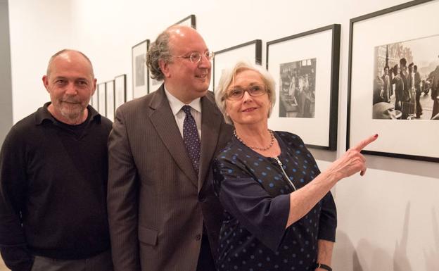 Annette Doisneau muestra 'El beso del Hotel de Ville', la fotografía más conocida de su padre. 